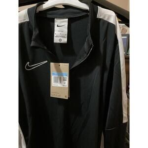 Lightweight Nike Pullover w quarter zip